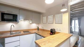 Fridge, microwave, dishwasher, coffee/tea maker