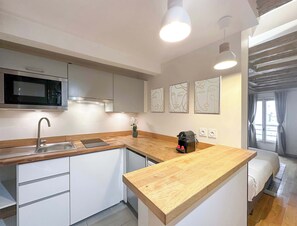 Fridge, microwave, dishwasher, coffee/tea maker