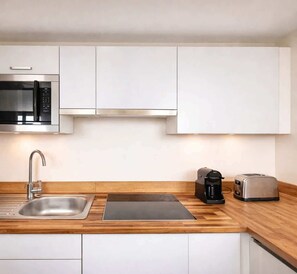 Kjøleskap, mikrobølgeovn, oppvaskmaskin og kaffetrakter/tekoker