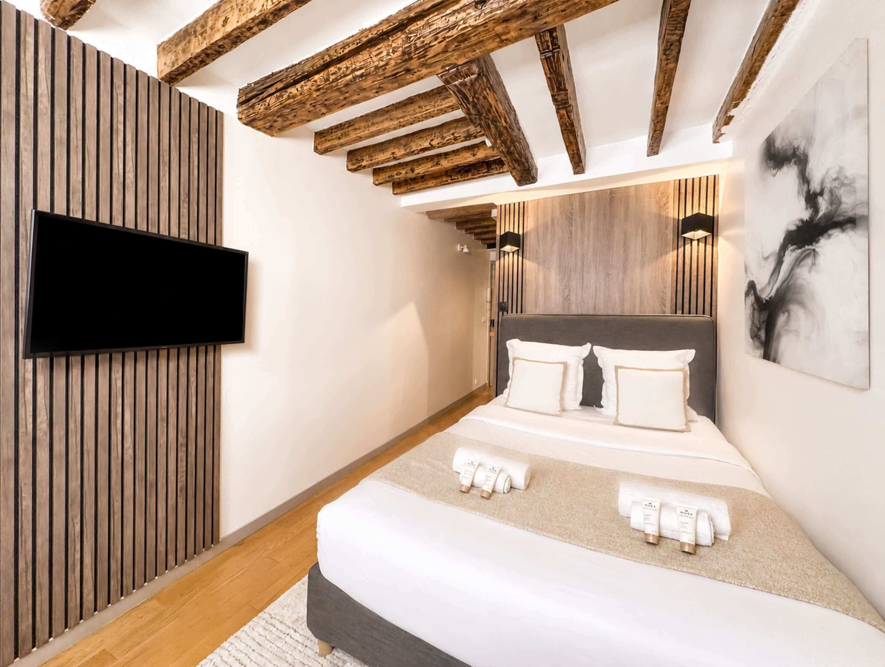 Iron/ironing board, travel crib, WiFi, bed sheets