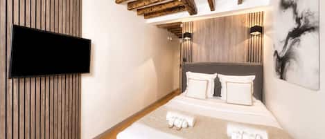 Tabla de planchar con plancha, cuna de viaje, wifi y ropa de cama