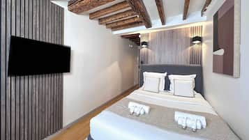 Iron/ironing board, travel crib, WiFi, bed sheets