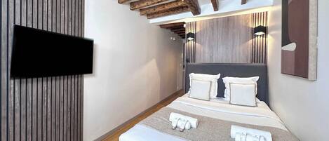 Fer et planche à repasser, lit parapluie, Wi-Fi, draps fournis