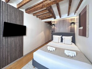 Iron/ironing board, travel crib, WiFi, bed sheets