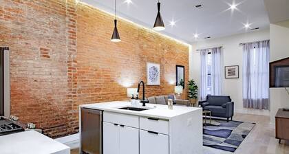 Vibrant 2-BR Luxe Flat Adjacent Eastern Market ✫ Walk to METRO, Barracks Row, Ca