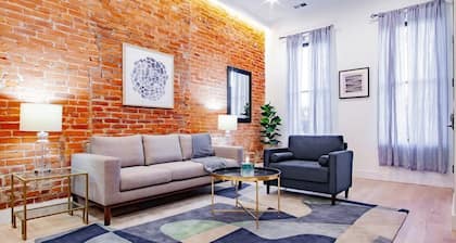 Vibrant 2-BR Luxe Flat Adjacent Eastern Market ✫ Walk to METRO, Barracks Row, Ca
