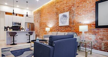 Vibrant 2-BR Luxe Flat Adjacent Eastern Market ✫ Walk to METRO, Barracks Row, Ca