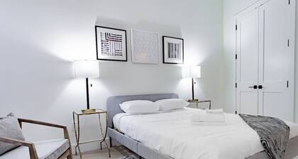 Vibrant 2-BR Luxe Flat Adjacent Eastern Market ✫ Walk to METRO, Barracks Row, Ca