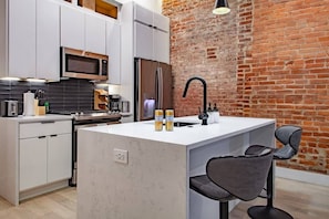 Fridge, microwave, oven, stovetop - Vibrant 2-BR Luxe Flat Adjacent Eastern Market ✫ Walk to METRO, Barracks Row, Ca (Washington)