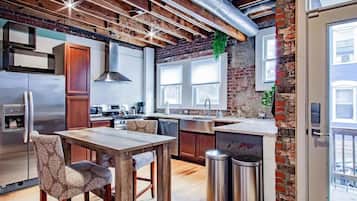 Een koelkast, een oven, een kookplaat, een vaatwasser