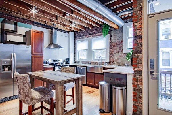 Fridge, oven, stovetop, dishwasher