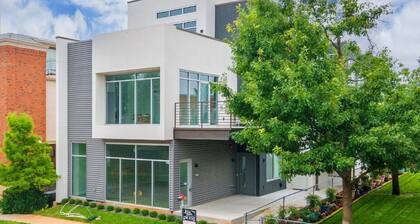 NEW Downtown 3 Level Modern Condo w/Skyline Views Unit E