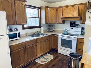 Fridge, microwave, oven, stovetop - Close to CU & Bike Trail (Cedarville)