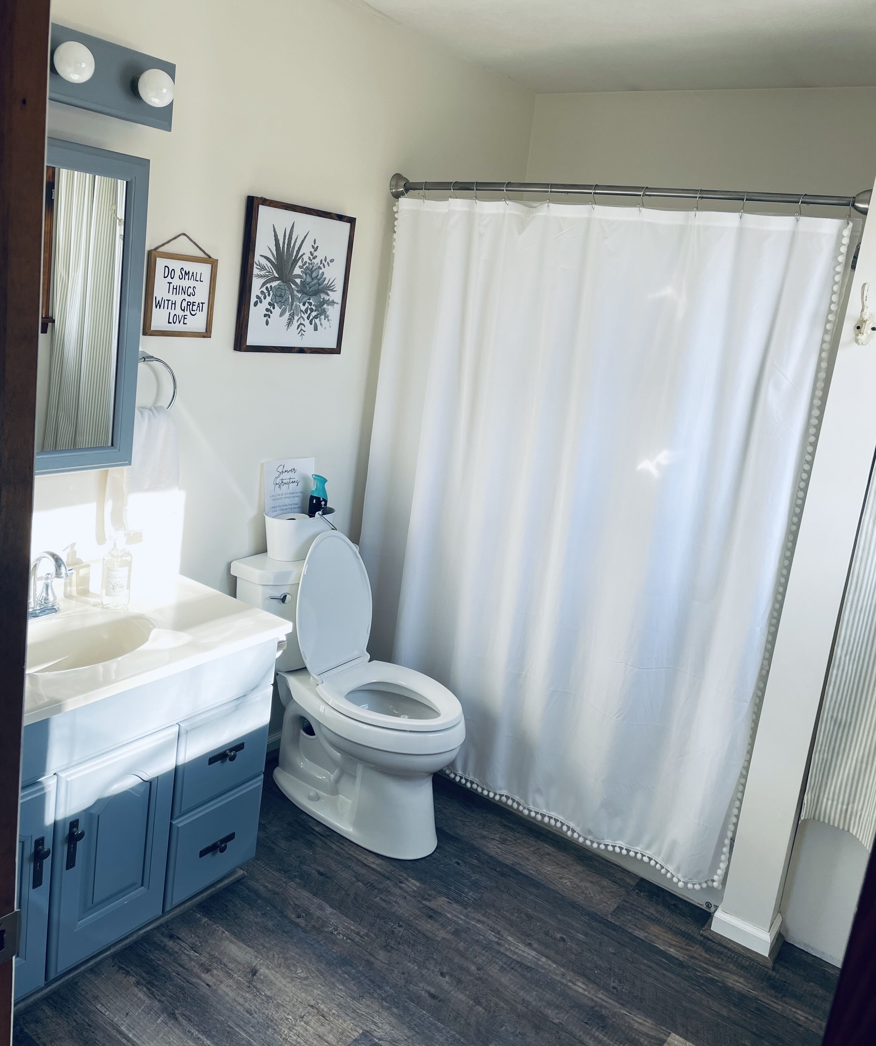 Suihkun ja ammeen yhdistelmä, hiustenkuivaaja, pyyhkeet, saippua