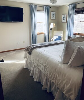 1 chambre, bureau, fer et planche à repasser, lit parapluie