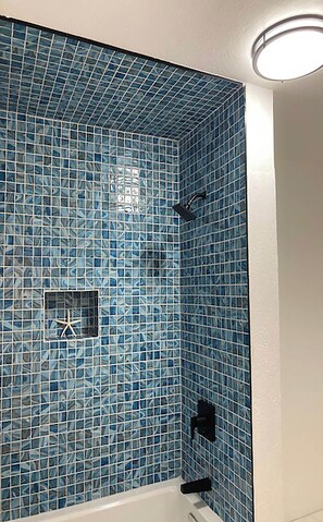 Bathtub, hair dryer, towels, soap - [A]MOUR AMOUR AMOUR

Lighthouse Views • Walk to Beaches • Classic Bermuda Charm (Hamilton)