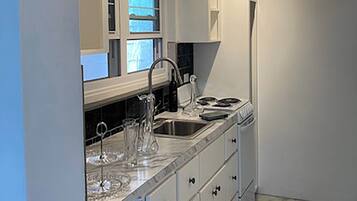 Frigorifero, microonde, forno, piano cottura