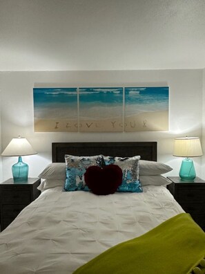 Desk, iron/ironing board, free WiFi, bed sheets - [A]MOUR AMOUR AMOUR The Heart of Hospitality (Hamilton)