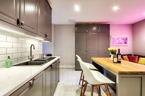 冷蔵庫、電子レンジ、オーブン、コンロ