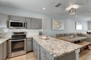 冷蔵庫、電子レンジ、オーブン、コンロ