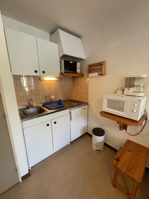 Fridge, microwave, oven, coffee/tea maker