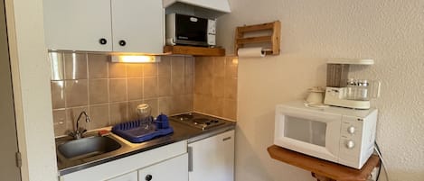 Jääkaappi, mikroaaltouuni, uuni, kahvin-/teenkeitin