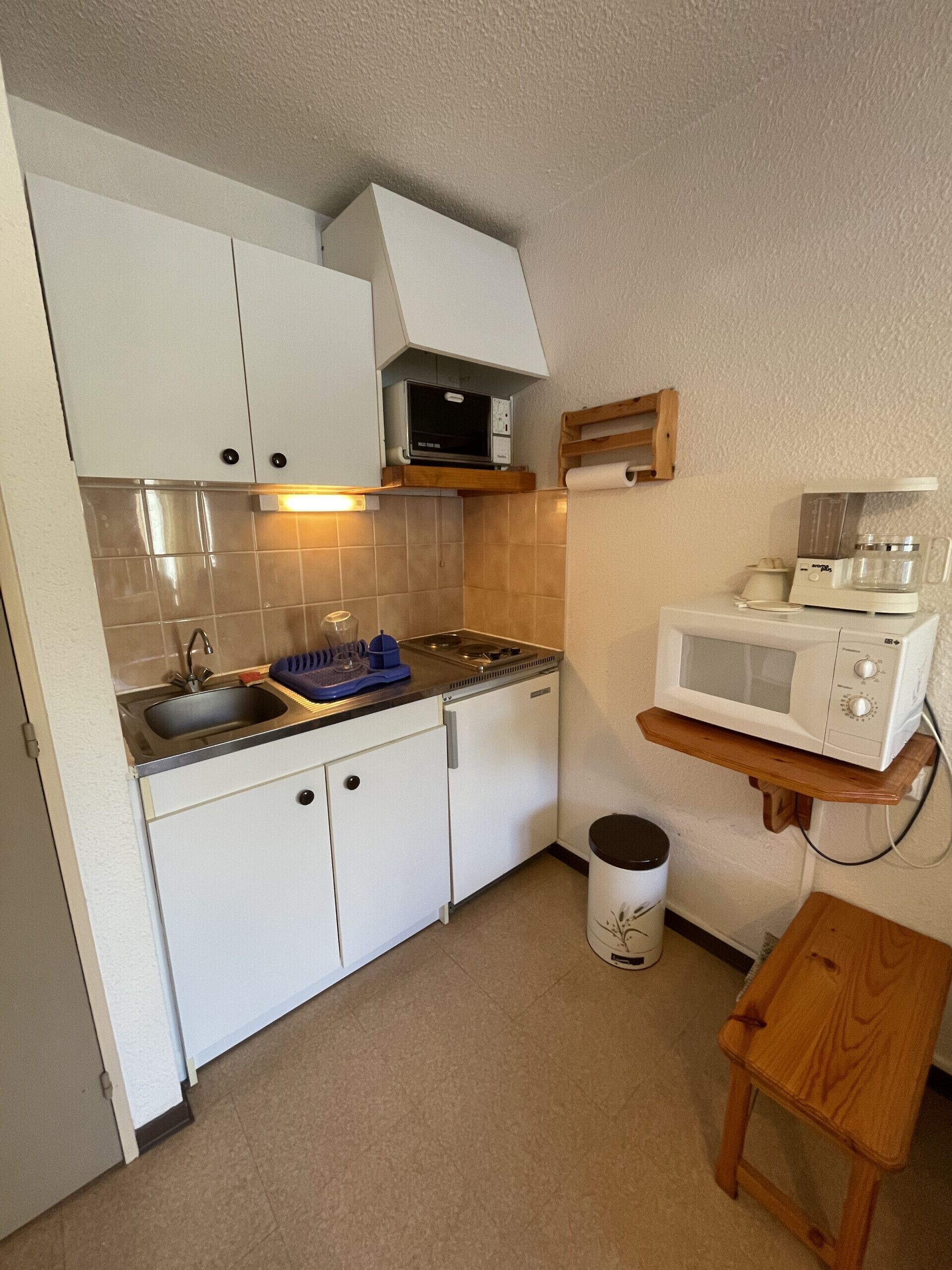 Een koelkast, een microgolfoven, een oven