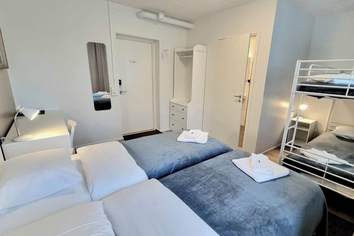 Habitación cuádruple estándar, para no fumadores, no se aceptan mascotas | 1 habitación, ropa de cama hipoalergénica y camas con efecto memoria