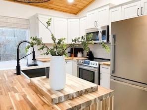 Fridge, microwave, oven, stovetop - The Aerie ~ A Modern Retreat at Double Bridges (Mountain View)