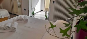 Minibar, coffres-forts dans les chambres, Wi-Fi gratuit, draps fournis