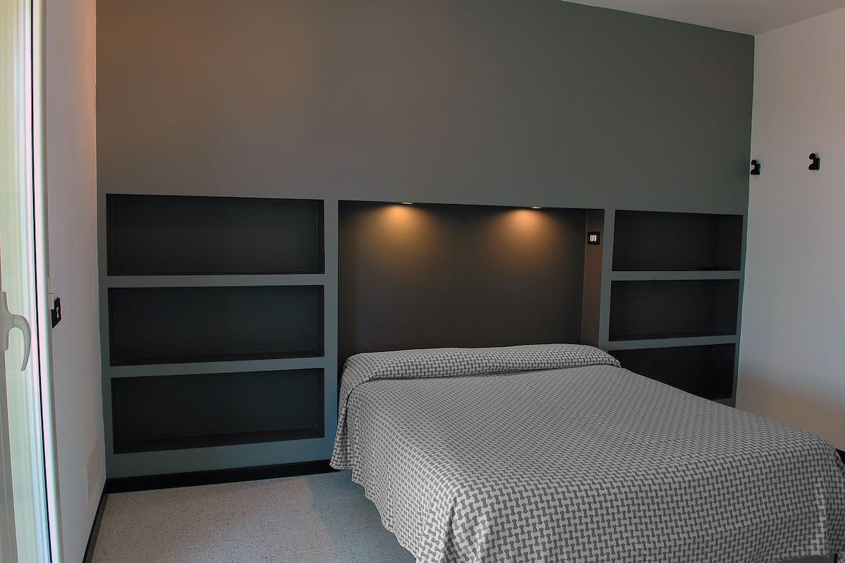 Minibar, caja de seguridad en la habitación, wifi gratis y ropa de cama