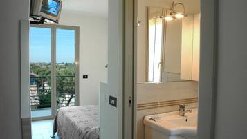 Camera familiare, 1 camera da letto, non fumatori, balcone | Minibar, una cassaforte in camera, Wi-Fi gratuito, lenzuola