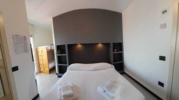 Habitación familiar, vistas al mar | Minibar, caja fuerte, wifi gratis y ropa de cama