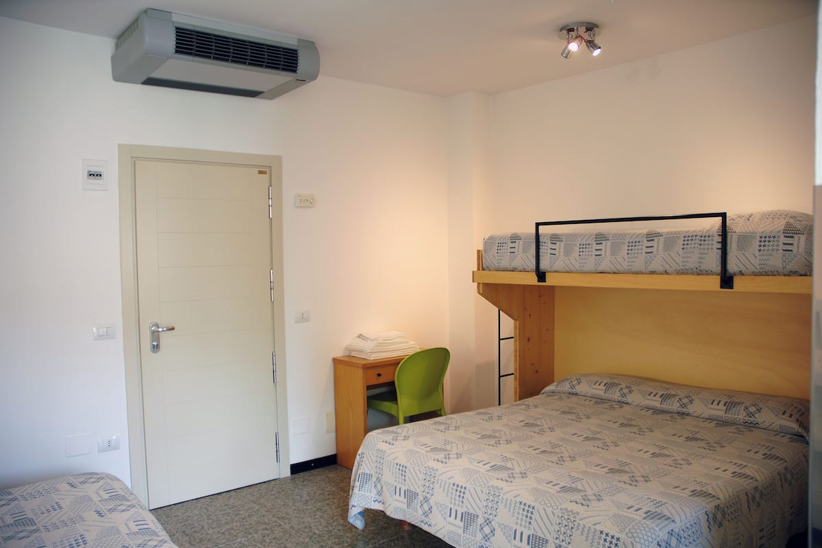 Habitación familiar, vista parcial al mar | Minibar, caja de seguridad en la habitación, wifi gratis y ropa de cama