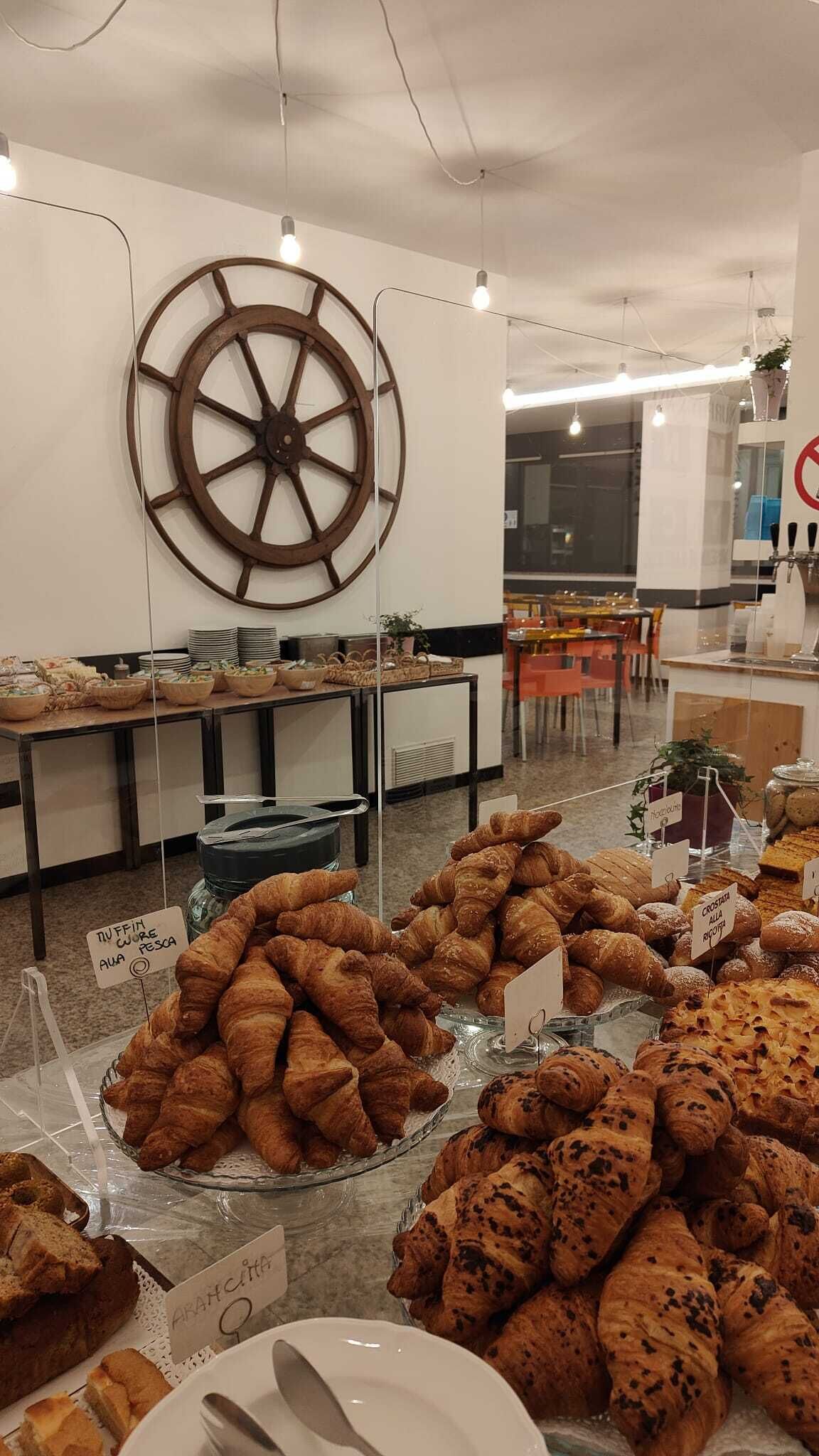 Tägliches Frühstücksbuffet (8 EUR pro Person)