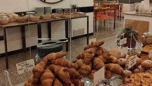 Ein Buffetbereich mit verschiedenen Backwaren und einem großen Wandrad.