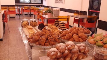 Colazione a buffet, servita tutte le mattine (8 EUR a persona)