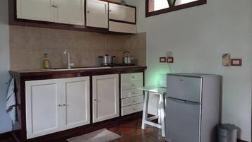 Réfrigérateur, micro-ondes, plaque de cuisson