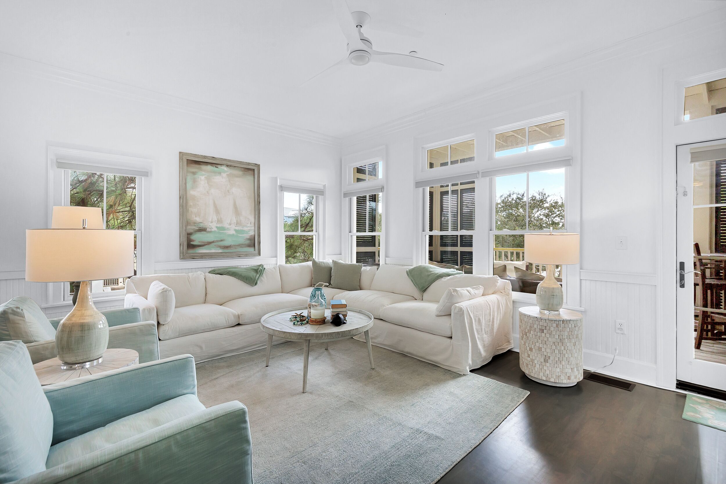 Smart-TV, DVD-spiller, bordtennis og stereoanlegg