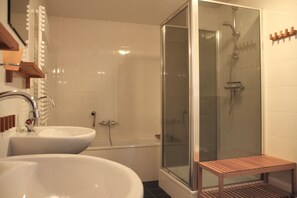 Bathtub, toilet paper - A Beachlife by the sea in Callantsoog - LekkerNaarZee (Callantsoog)