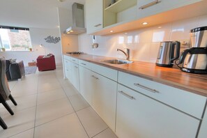 Fridge, microwave, oven, dishwasher - A Beachlife by the sea in Callantsoog - LekkerNaarZee (Callantsoog)