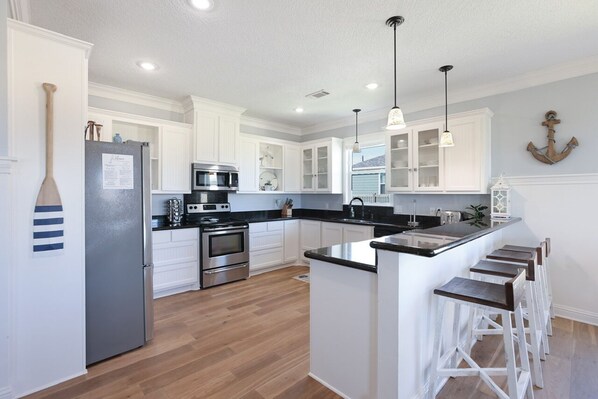 Refrigerador, microondas, lavavajillas y cafetera y tetera 