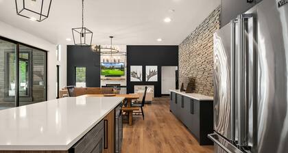 The BEST Location in Suncadia! Luxury Retreat with a detached Casita!