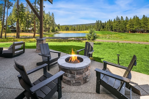 The BEST Location in Suncadia! Luxury Retreat with a detached Casita!