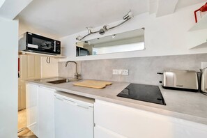 Fridge, microwave, toaster, cookware/dishes/utensils - Lovely Apartment - Central Oxford - Pass the Keys (Oxford)