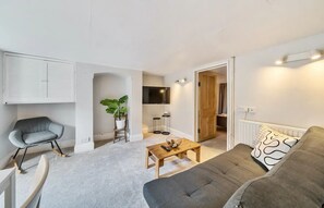 TV, books - Lovely Apartment - Central Oxford - Pass the Keys (Oxford)