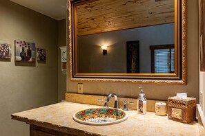 Douche, sèche-cheveux, serviettes fournies