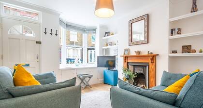 Cosy terrace within city walls ideal for exploring - Pass the Keys