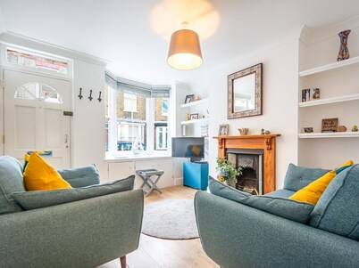 Cosy terrace within city walls ideal for exploring - Pass the Keys