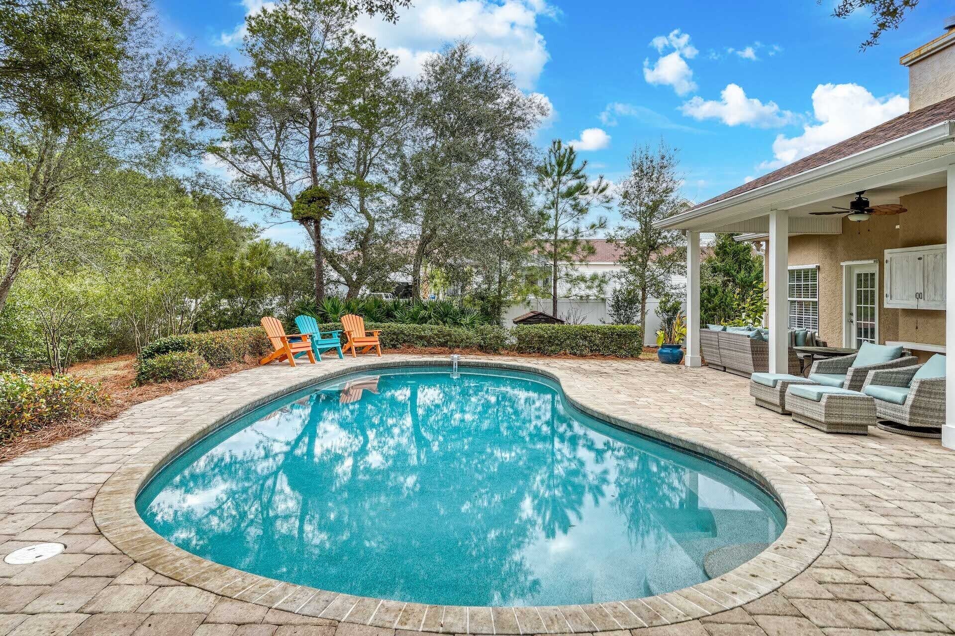 2 Min to Gulf w Giant Backyard Oasis, Pool, Bikes